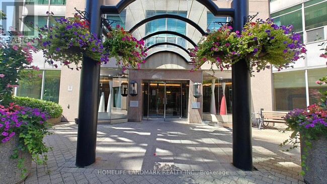 Building Photo - 942 Yonge St