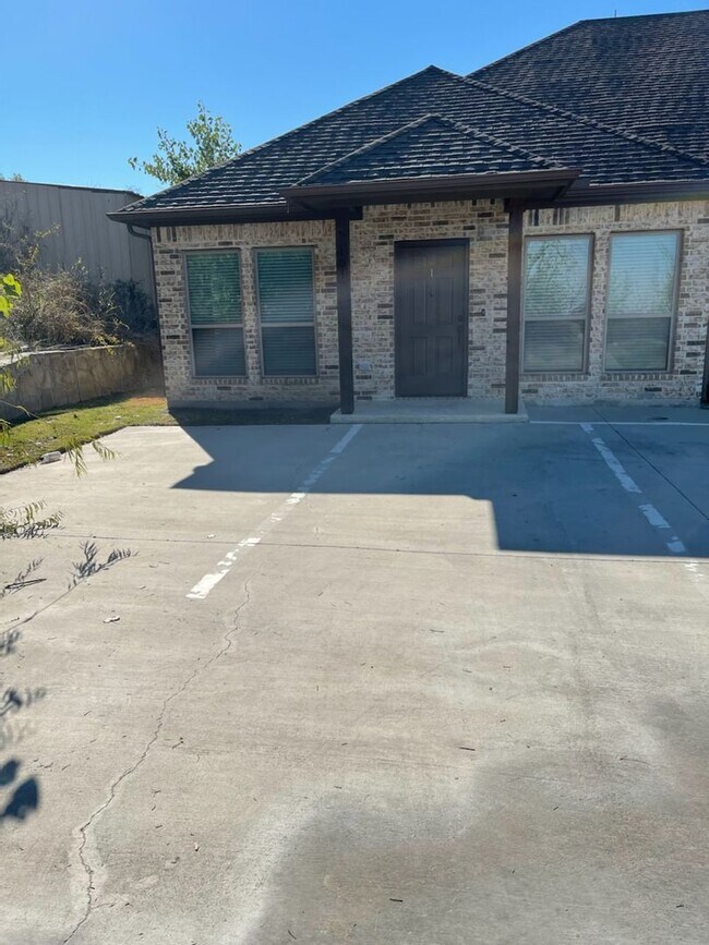 Foto del edificio - COMING SOON 4/2 BROCK ISD + LAWNCARE INCLU...