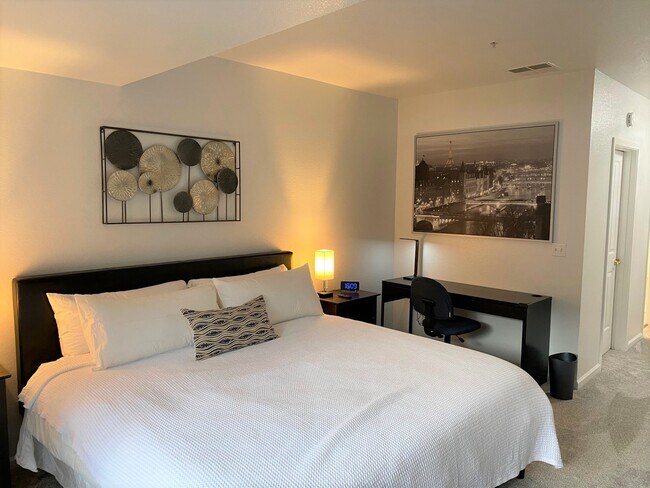 Dormitorio principal, cama king size, colchón de té verde Zinus (sin chinches), Smart TV, escritorio - 215 Stone Pine Ln