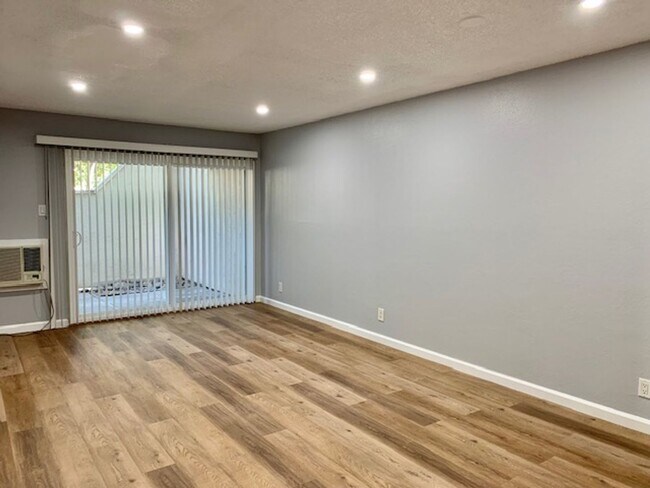 Building Photo - 1 Bed 1 Bath Condo in Concord - AVAILABLE ...
