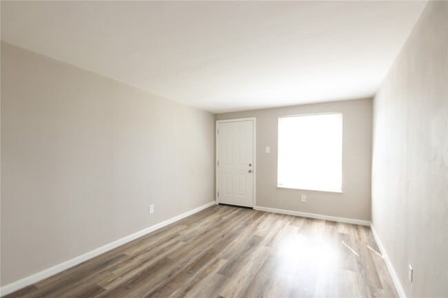Building Photo - 4770 Kings Dr