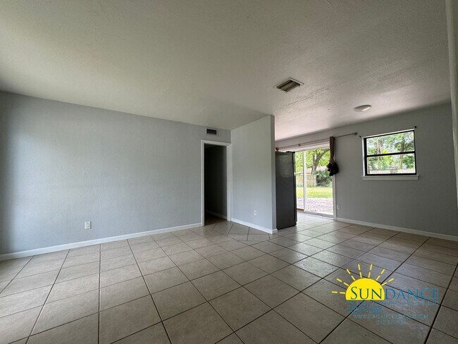 Foto del edificio - Charming 3-Bedroom Pet-Friendly Home  in P...