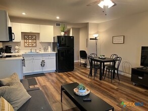 Building Photo - 943 Parkview Dr