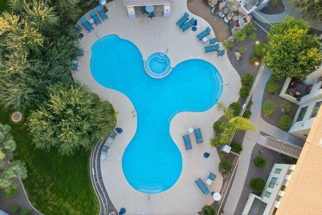 Foto del edificio - Luxury Gated Condo with Split Floorplan & Walk-In Closets