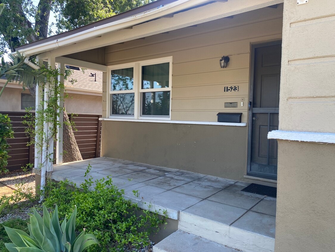 Primary Photo - 1523 N Grand Oaks Ave