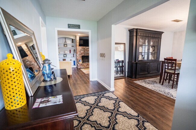 Foto del edificio - 8647 San Servera Dr E