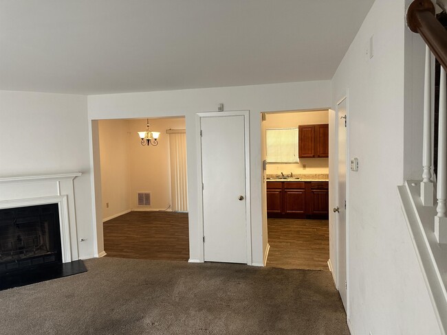 Building Photo - 5725 Wells Cir