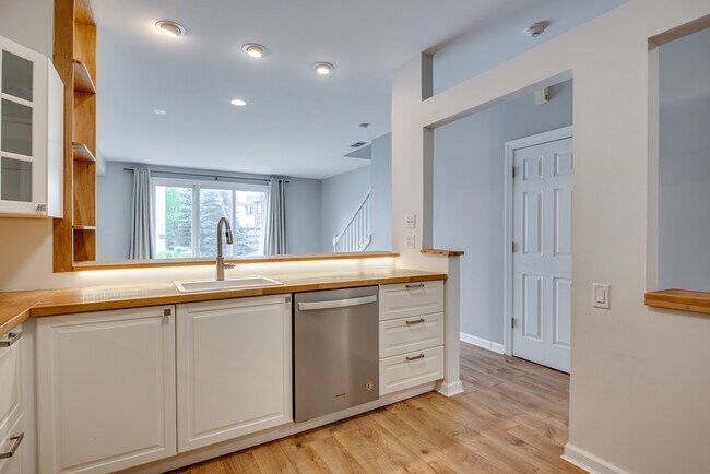 Building Photo - 2527 Bordeaux Ln
