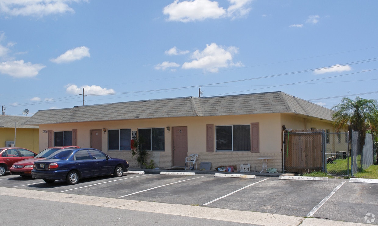 Building Photo - 3920 NW 31st Ter