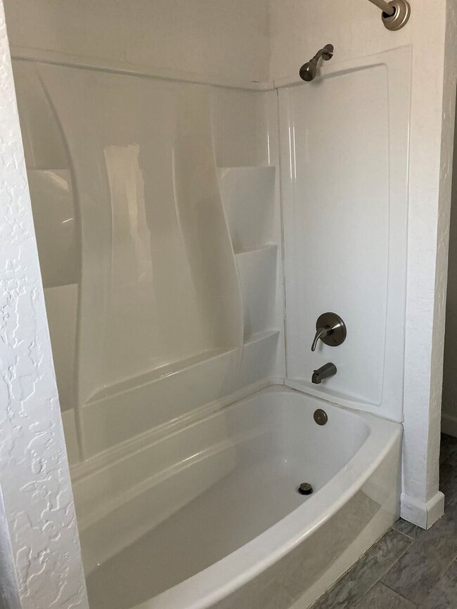 Building Photo - ONE MONTH FREE!! Reduced Deposit on this S...