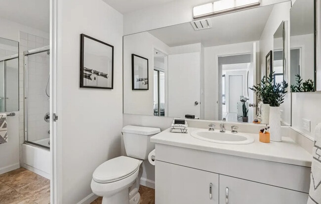 Foto del edificio - 6363 Christie Ave