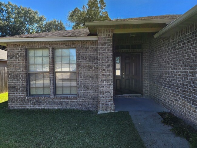 Building Photo - Spacious 3/2 Home Located in a highly Desi...