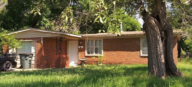 Building Photo - 1624 Elm Dr