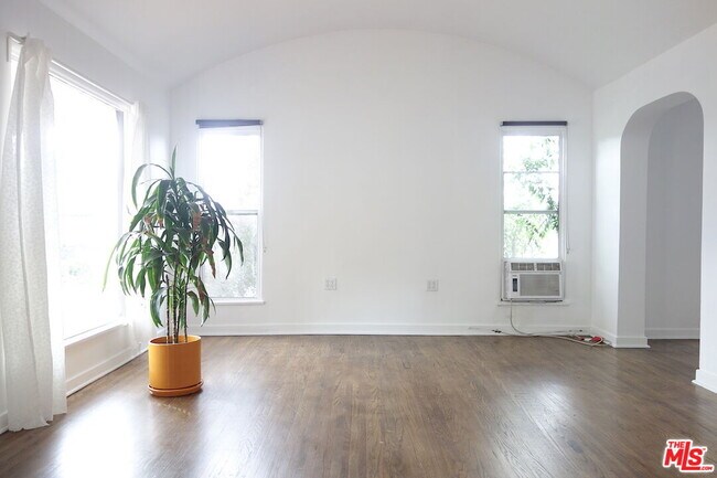 Foto del edificio - 4751 Lincoln Ave