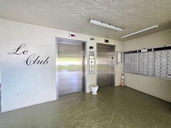 Building Photo - 2112 S Cypress Bend Dr
