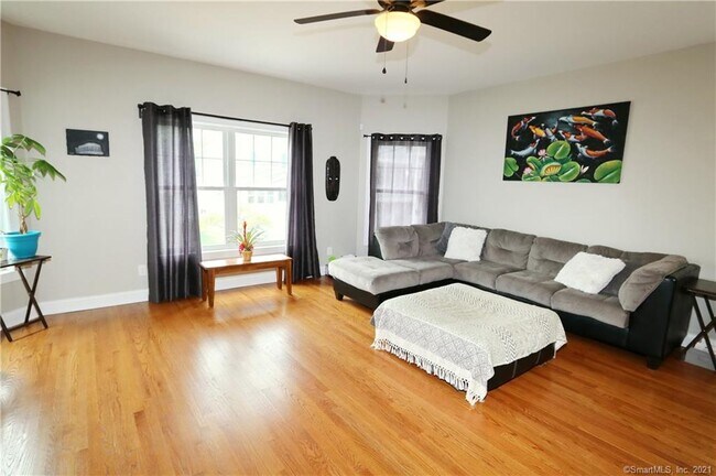 Foto del edificio - 36 Deerfield Ave