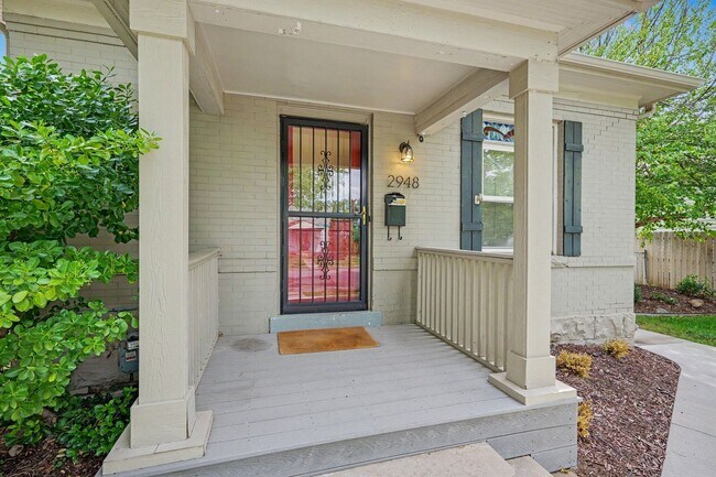 Foto del edificio - Beautifully Preserved Englewood Home with Fenced Backyard