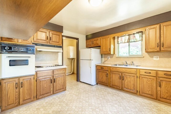 Building Photo - 2 bedroom/ 1 bath