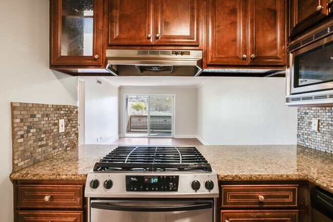 Building Photo - Beautiful 2 Bedroom 2 Bathroom Condo in La...