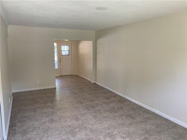 Foto del edificio - 6851 Cypress Rd