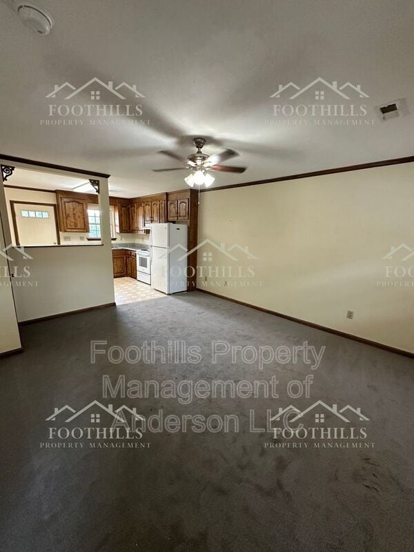 Building Photo - 415 Nelson Dr