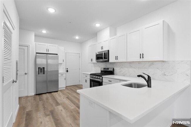 Building Photo - 51 E Main St