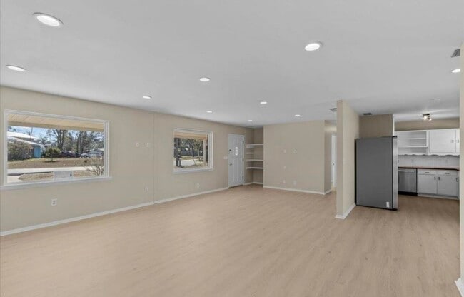 Building Photo - 815 E Cherry St