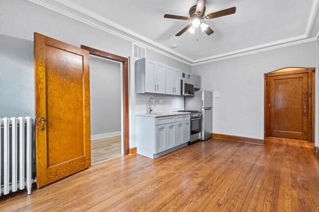 Foto del edificio - Newly Remodeled Vintage Charm with 21st Century : Move In Special for June 2025 $1,070.00