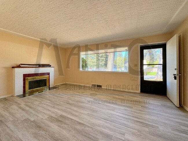 Building Photo - Charming, Clean Bungalow