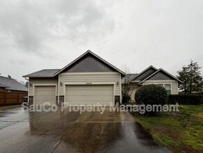 Building Photo - 3640 Park Dr