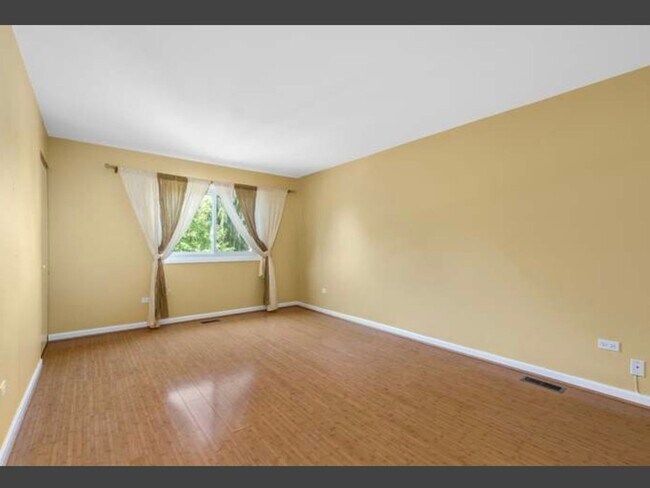 Building Photo - Lovely 3 bedroom 2 bath duplex