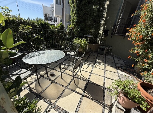 right patio and seating - 1119 Hacienda Pl