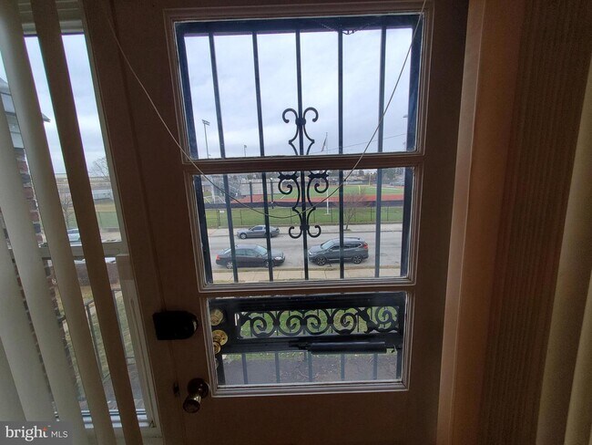 Foto del edificio - 8030 Lowber Ave