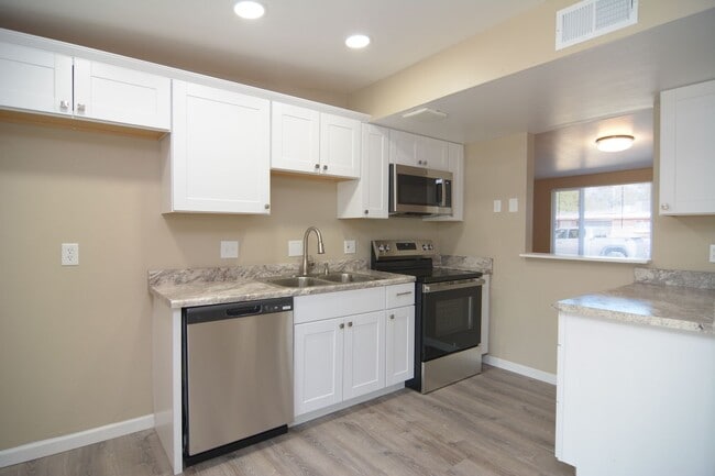 Building Photo - Recently Remodeled 3 Bedroom 2 Bath Home! Northwest Tucson Location!