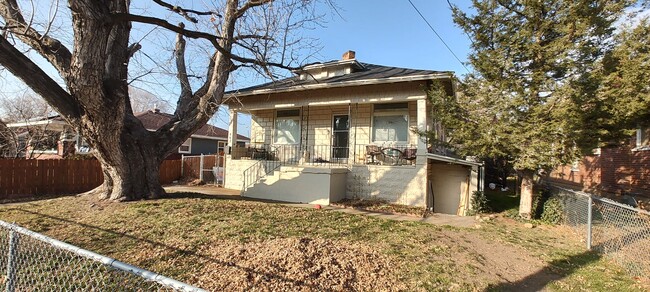 Building Photo - FANTASTIC Basement Unit!!!!