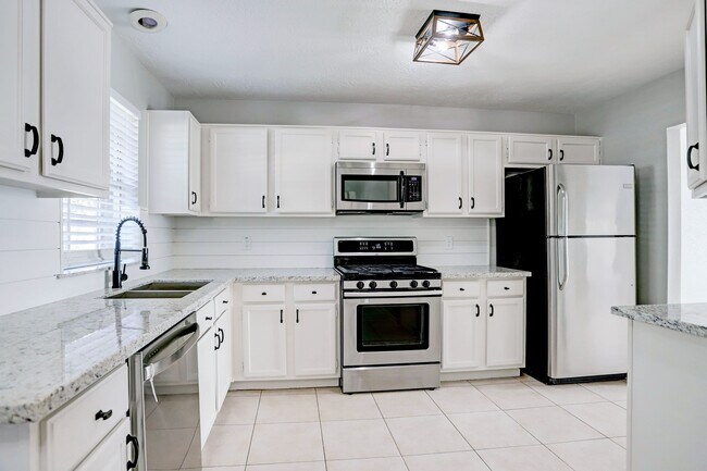 Foto del edificio - 5106 Spring Cir Dr