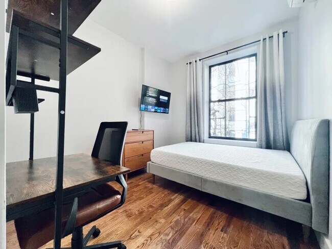 Foto del edificio - Furnished room/NOT APARTMENT