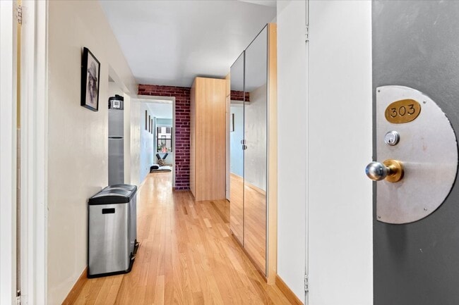 Building Photo - 40 E 9th St