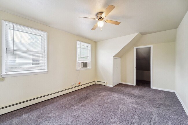 Building Photo - 2 Bedroom/ 1 Bathroom unit in Multi Family...