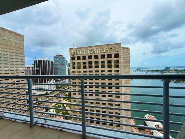 Foto del edificio - 335 S Biscayne Blvd