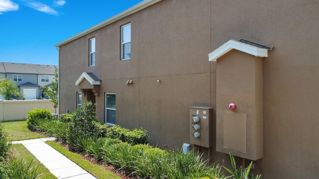 Building Photo - ? Available Now! Spacious 3-Bedroom Townho...