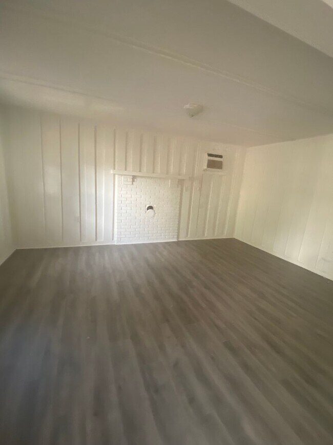 Building Photo - 308 Cole Dr