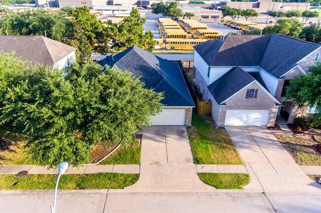 Building Photo - 18647 Camellia Dale tr