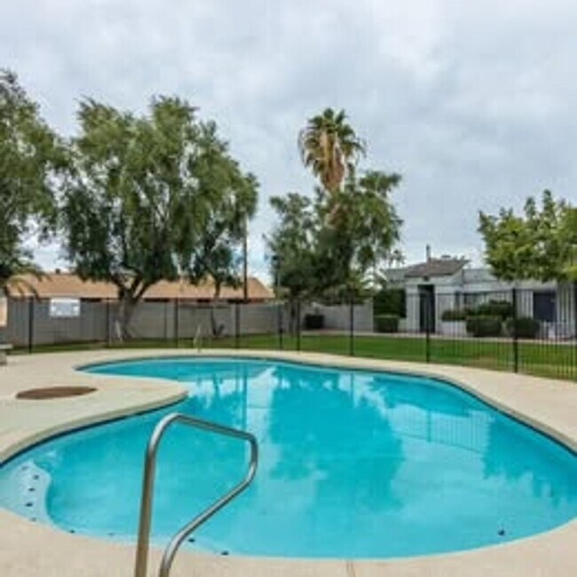 Foto del edificio - FREE RENT  INTERESTED??  Welcome nearly new, updated single-level patio home