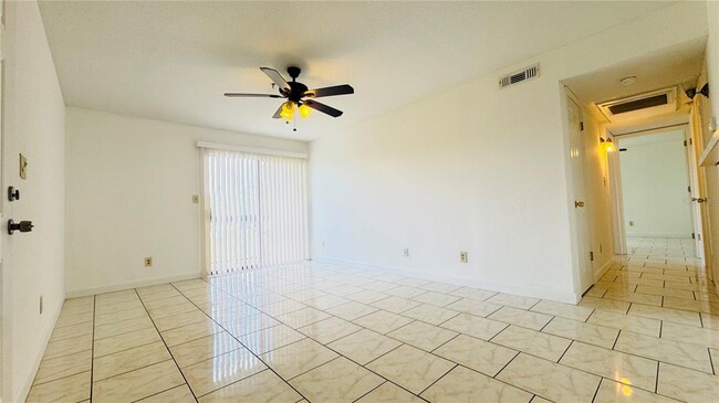 Building Photo - 2915 Winkler Ave