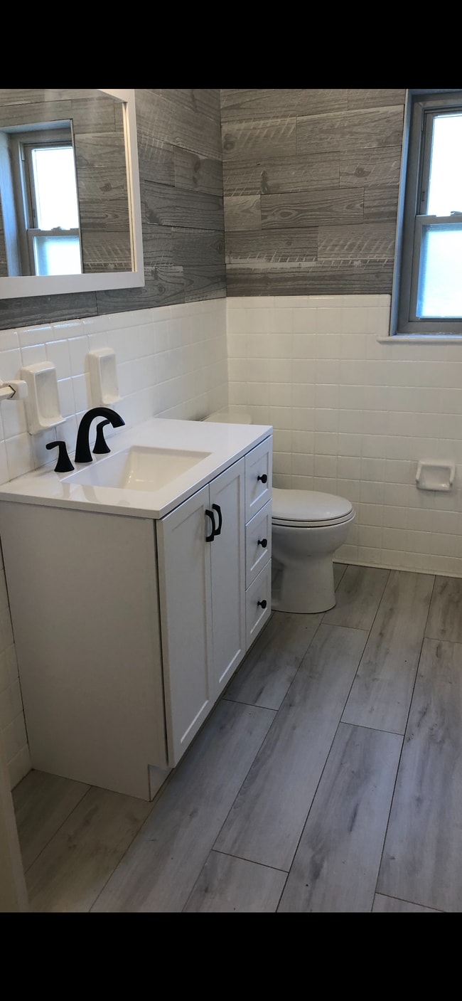 Building Photo - 1130 River Hill Dr