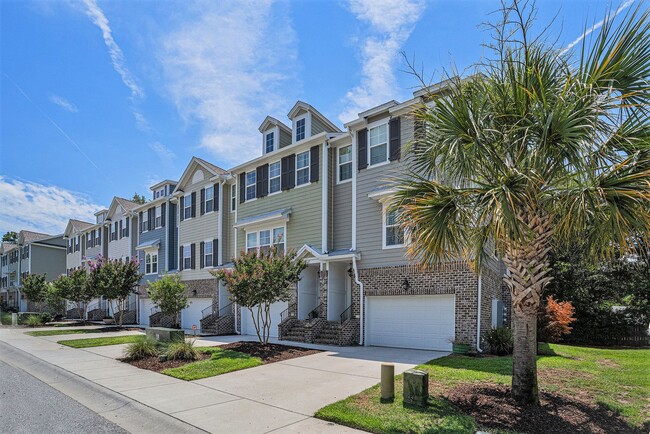 Building Photo - Centrally located Townhome in Mount Pleasant