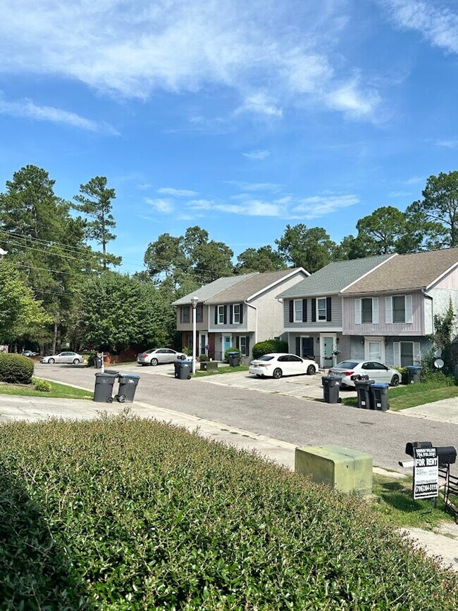 Foto del edificio - 3 bed/2 bath townhome in the Forest Hills ...