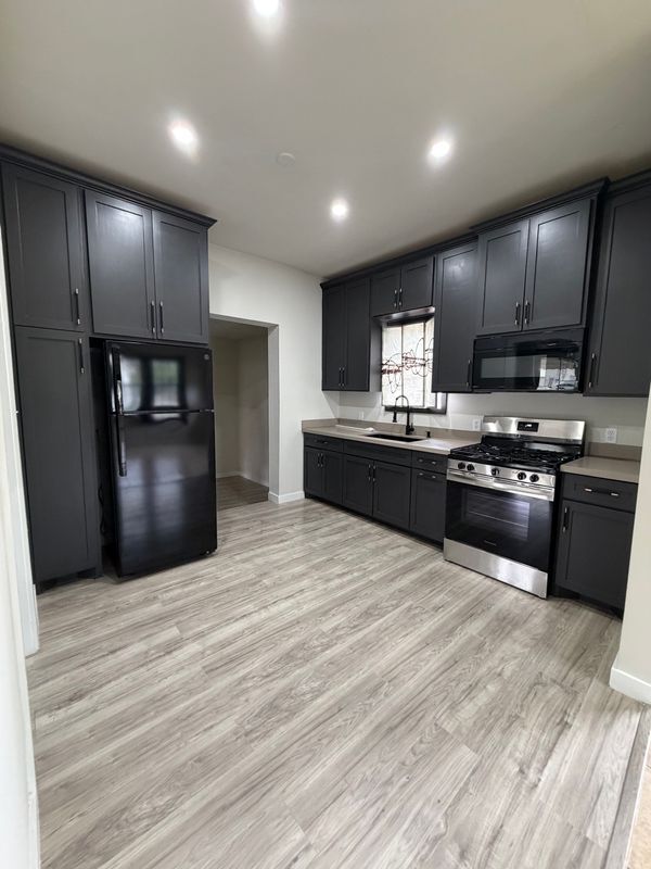 Foto del edificio - 221 E 3rd St
