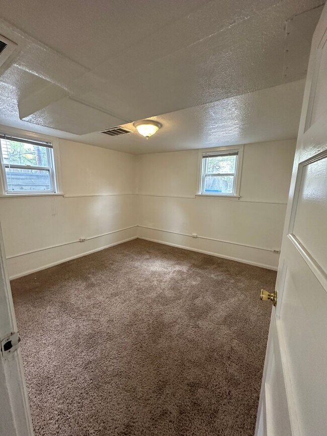 Building Photo - MS2204